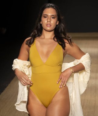 Miami Beach, Fl - 13 Temmuz 2018: Manken Paraiso Moda Fuarı'nda Paraiso çadır sırasında Pazartesi mayo koleksiyonu pist yürür