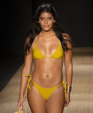 Miami Beach, Fl - 13 Temmuz 2018: Manken Paraiso Moda Fuarı'nda Paraiso çadır sırasında Pazartesi mayo koleksiyonu pist yürür