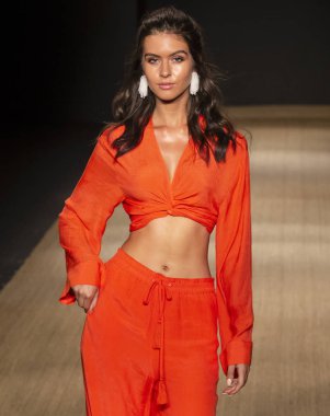 Miami Beach, Fl - 13 Temmuz 2018: Manken Paraiso Moda Fuarı'nda Paraiso çadır sırasında Pazartesi mayo koleksiyonu pist yürür