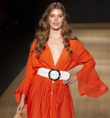 Miami Beach, Fl - 13 Temmuz 2018: Manken Paraiso Moda Fuarı'nda Paraiso çadır sırasında Pazartesi mayo koleksiyonu pist yürür