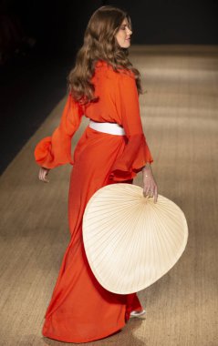 Miami Beach, Fl - 13 Temmuz 2018: Manken Paraiso Moda Fuarı'nda Paraiso çadır sırasında Pazartesi mayo koleksiyonu pist yürür