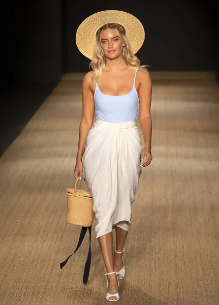 Miami Beach, Fl - 13 Temmuz 2018: Manken Paraiso Moda Fuarı'nda Paraiso çadır sırasında Pazartesi mayo koleksiyonu pist yürür