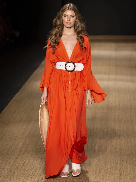 Miami Beach, Fl - 13 Temmuz 2018: Manken Paraiso Moda Fuarı'nda Paraiso çadır sırasında Pazartesi mayo koleksiyonu pist yürür