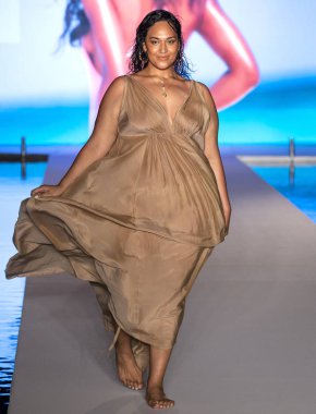 Miami Beach, Fl - 15 Temmuz 2018: Manken G Hotel South Beach adlı 2018 Sports Illustrated mayo gösterisi sırasında Miami hafta yüzmek için pist yürür