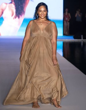 Miami Beach, Fl - 15 Temmuz 2018: Manken G Hotel South Beach adlı 2018 Sports Illustrated mayo gösterisi sırasında Miami hafta yüzmek için pist yürür