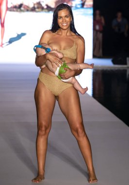 Miami Beach, Fl - 15 Temmuz 2018: Manken G Hotel South Beach adlı 2018 Sports Illustrated mayo gösterisi sırasında Miami hafta yüzmek için pist yürür