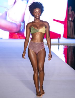 Miami Beach, Fl - 15 Temmuz 2018: Manken G Hotel South Beach adlı 2018 Sports Illustrated mayo gösterisi sırasında Miami hafta yüzmek için pist yürür