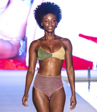 Miami Beach, Fl - 15 Temmuz 2018: Manken G Hotel South Beach adlı 2018 Sports Illustrated mayo gösterisi sırasında Miami hafta yüzmek için pist yürür