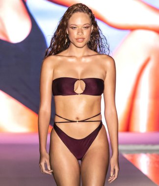 Miami Beach, Fl - 15 Temmuz 2018: Manken G Hotel South Beach adlı 2018 Sports Illustrated mayo gösterisi sırasında Miami hafta yüzmek için pist yürür