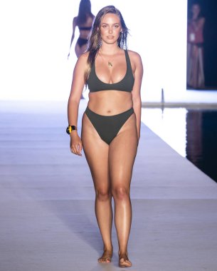 Miami Beach, Fl - 15 Temmuz 2018: Manken G Hotel South Beach adlı 2018 Sports Illustrated mayo gösterisi sırasında Miami hafta yüzmek için pist yürür