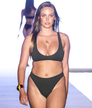 Miami Beach, Fl - 15 Temmuz 2018: Manken G Hotel South Beach adlı 2018 Sports Illustrated mayo gösterisi sırasında Miami hafta yüzmek için pist yürür