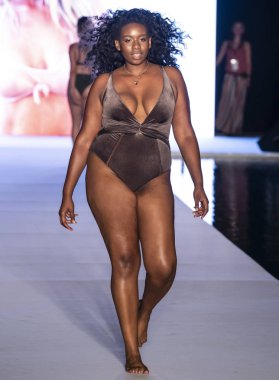 Miami Beach, Fl - 15 Temmuz 2018: Manken G Hotel South Beach adlı 2018 Sports Illustrated mayo gösterisi sırasında Miami hafta yüzmek için pist yürür