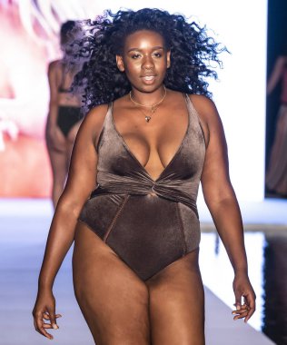 Miami Beach, Fl - 15 Temmuz 2018: Manken G Hotel South Beach adlı 2018 Sports Illustrated mayo gösterisi sırasında Miami hafta yüzmek için pist yürür