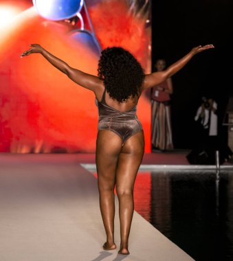 Miami Beach, Fl - 15 Temmuz 2018: Manken G Hotel South Beach adlı 2018 Sports Illustrated mayo gösterisi sırasında Miami hafta yüzmek için pist yürür