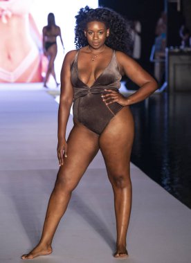 Miami Beach, Fl - 15 Temmuz 2018: Manken G Hotel South Beach adlı 2018 Sports Illustrated mayo gösterisi sırasında Miami hafta yüzmek için pist yürür