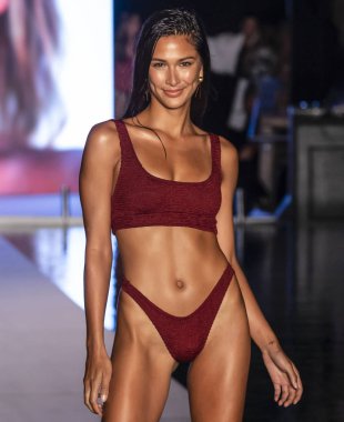 Miami Beach, Fl - 15 Temmuz 2018: Manken G Hotel South Beach adlı 2018 Sports Illustrated mayo gösterisi sırasında Miami hafta yüzmek için pist yürür