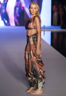 Miami Beach, Fl - 15 Temmuz 2018: Manken G Hotel South Beach adlı 2018 Sports Illustrated mayo gösterisi sırasında Miami hafta yüzmek için pist yürür