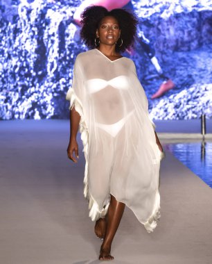 Miami Beach, Fl - 15 Temmuz 2018: Manken G Hotel South Beach adlı 2018 Sports Illustrated mayo gösterisi sırasında Miami hafta yüzmek için pist yürür