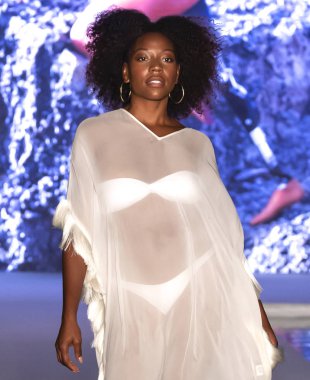 Miami Beach, Fl - 15 Temmuz 2018: Manken G Hotel South Beach adlı 2018 Sports Illustrated mayo gösterisi sırasında Miami hafta yüzmek için pist yürür