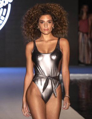 Miami Beach, Fl - 15 Temmuz 2018: Manken G Hotel South Beach adlı 2018 Sports Illustrated mayo gösterisi sırasında Miami hafta yüzmek için pist yürür