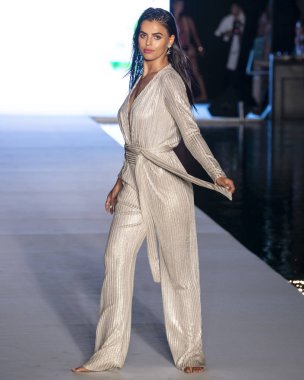 Miami Beach, Fl - 15 Temmuz 2018: Manken G Hotel South Beach adlı 2018 Sports Illustrated mayo gösterisi sırasında Miami hafta yüzmek için pist yürür