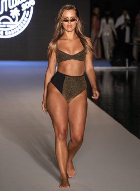 Miami Beach, Fl - 15 Temmuz 2018: Manken G Hotel South Beach adlı 2018 Sports Illustrated mayo gösterisi sırasında Miami hafta yüzmek için pist yürür
