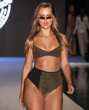 Miami Beach, Fl - 15 Temmuz 2018: Manken G Hotel South Beach adlı 2018 Sports Illustrated mayo gösterisi sırasında Miami hafta yüzmek için pist yürür