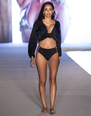 Miami Beach, Fl - 15 Temmuz 2018: Manken G Hotel South Beach adlı 2018 Sports Illustrated mayo gösterisi sırasında Miami hafta yüzmek için pist yürür