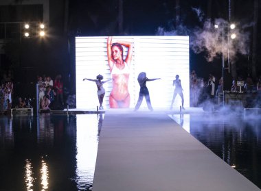 Miami Beach, Fl - 15 Temmuz 2018: Manken G Hotel South Beach adlı 2018 Sports Illustrated mayo gösterisi sırasında Miami hafta yüzmek için pist yürür