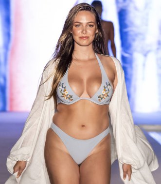 Miami Beach, Fl - 15 Temmuz 2018: Manken G Hotel South Beach adlı 2018 Sports Illustrated mayo gösterisi sırasında Miami hafta yüzmek için pist yürür