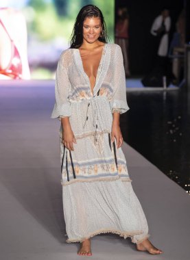 Miami Beach, Fl - 15 Temmuz 2018: Manken G Hotel South Beach adlı 2018 Sports Illustrated mayo gösterisi sırasında Miami hafta yüzmek için pist yürür