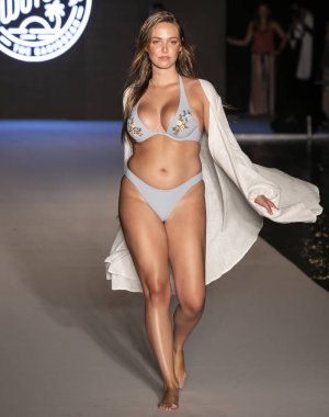 Miami Beach, Fl - 15 Temmuz 2018: Manken G Hotel South Beach adlı 2018 Sports Illustrated mayo gösterisi sırasında Miami hafta yüzmek için pist yürür