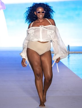 Miami Beach, Fl - 15 Temmuz 2018: Manken G Hotel South Beach adlı 2018 Sports Illustrated mayo gösterisi sırasında Miami hafta yüzmek için pist yürür