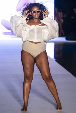 Miami Beach, Fl - 15 Temmuz 2018: Manken G Hotel South Beach adlı 2018 Sports Illustrated mayo gösterisi sırasında Miami hafta yüzmek için pist yürür