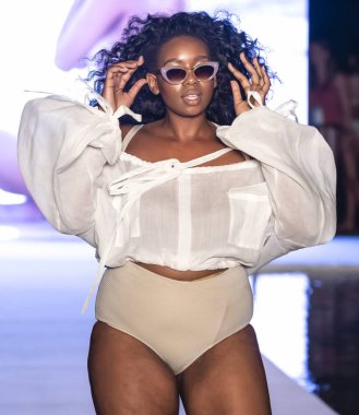 Miami Beach, Fl - 15 Temmuz 2018: Manken G Hotel South Beach adlı 2018 Sports Illustrated mayo gösterisi sırasında Miami hafta yüzmek için pist yürür