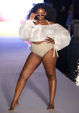 Miami Beach, Fl - 15 Temmuz 2018: Manken G Hotel South Beach adlı 2018 Sports Illustrated mayo gösterisi sırasında Miami hafta yüzmek için pist yürür