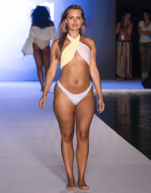 Miami Beach, Fl - 15 Temmuz 2018: Manken G Hotel South Beach adlı 2018 Sports Illustrated mayo gösterisi sırasında Miami hafta yüzmek için pist yürür