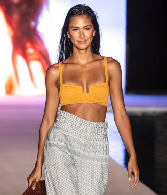 Miami Beach, Fl - 15 Temmuz 2018: Manken G Hotel South Beach adlı 2018 Sports Illustrated mayo gösterisi sırasında Miami hafta yüzmek için pist yürür