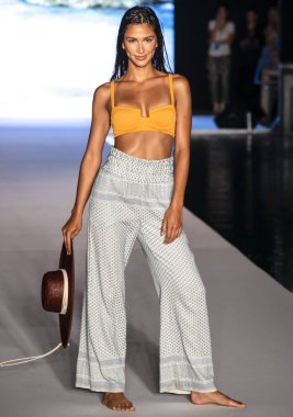 Miami Beach, Fl - 15 Temmuz 2018: Manken G Hotel South Beach adlı 2018 Sports Illustrated mayo gösterisi sırasında Miami hafta yüzmek için pist yürür