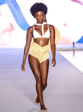 Miami Beach, Fl - 15 Temmuz 2018: Manken G Hotel South Beach adlı 2018 Sports Illustrated mayo gösterisi sırasında Miami hafta yüzmek için pist yürür