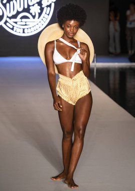 Miami Beach, Fl - 15 Temmuz 2018: Manken G Hotel South Beach adlı 2018 Sports Illustrated mayo gösterisi sırasında Miami hafta yüzmek için pist yürür