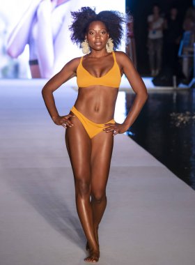 Miami Beach, Fl - 15 Temmuz 2018: Manken G Hotel South Beach adlı 2018 Sports Illustrated mayo gösterisi sırasında Miami hafta yüzmek için pist yürür