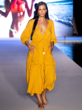 Miami Beach, Fl - 15 Temmuz 2018: Manken G Hotel South Beach adlı 2018 Sports Illustrated mayo gösterisi sırasında Miami hafta yüzmek için pist yürür