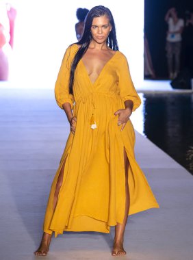 Miami Beach, Fl - 15 Temmuz 2018: Manken G Hotel South Beach adlı 2018 Sports Illustrated mayo gösterisi sırasında Miami hafta yüzmek için pist yürür