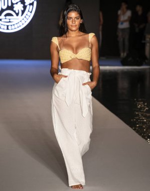 Miami Beach, Fl - 15 Temmuz 2018: Manken G Hotel South Beach adlı 2018 Sports Illustrated mayo gösterisi sırasında Miami hafta yüzmek için pist yürür