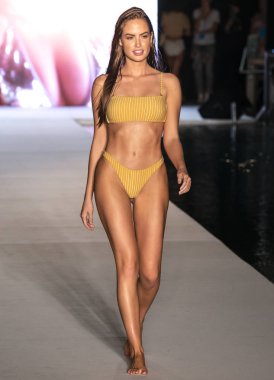 Miami Beach, Fl - 15 Temmuz 2018: Manken G Hotel South Beach adlı 2018 Sports Illustrated mayo gösterisi sırasında Miami hafta yüzmek için pist yürür