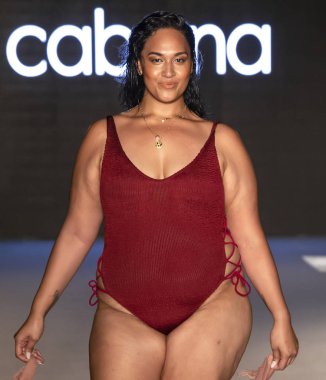 Miami Beach, Fl - 15 Temmuz 2018: Manken G Hotel South Beach adlı 2018 Sports Illustrated mayo gösterisi sırasında Miami hafta yüzmek için pist yürür