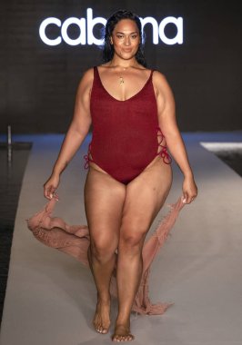 Miami Beach, Fl - 15 Temmuz 2018: Manken G Hotel South Beach adlı 2018 Sports Illustrated mayo gösterisi sırasında Miami hafta yüzmek için pist yürür