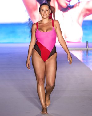 Miami Beach, Fl - 15 Temmuz 2018: Manken G Hotel South Beach adlı 2018 Sports Illustrated mayo gösterisi sırasında Miami hafta yüzmek için pist yürür