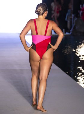 Miami Beach, Fl - 15 Temmuz 2018: Manken G Hotel South Beach adlı 2018 Sports Illustrated mayo gösterisi sırasında Miami hafta yüzmek için pist yürür